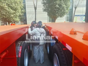 customer-inspects-flatbed-trailer-2