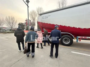 customer-visiting-the-powder-tanker-trailer-06