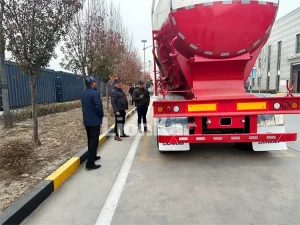 customer-visiting-the-powder-tanker-trailer-07