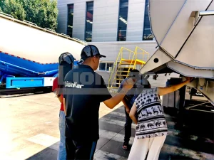 customer-visiting-the-powder-tanker-trailer-08