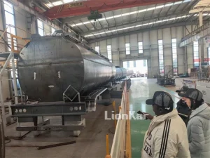 customer-visits-aluminum-alloy-tank-trailer-05