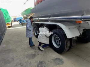 customer-visits-aluminum-alloy-tank-trailer-07