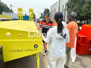customers-visit-lowbed-trailer-01