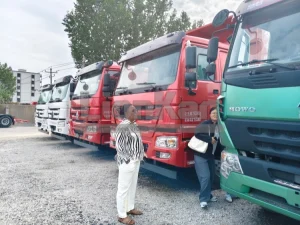 african-client-inspects-howo-trucks-04