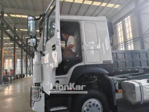 african-client-inspects-howo-trucks-08