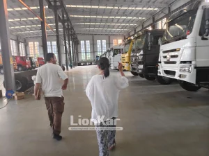 customer-inspecting-shacman-truck-02