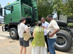 customer-inspecting-shacman-truck-03